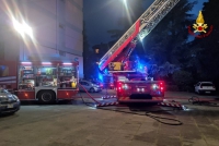 Incendio in un palazzo, condomini evacuati