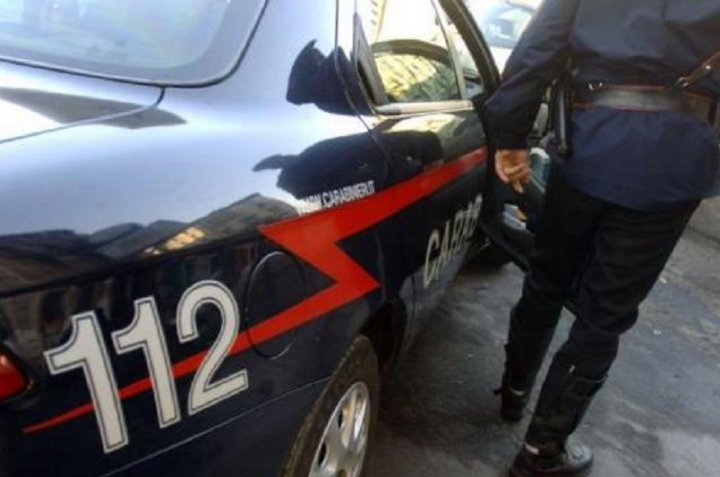 Rubano liquori e merendine al supermercato, quattro minorenni fermati dai Carabinieri