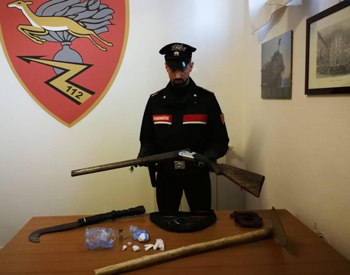 Spacciatore con fucile e roncola, arrestato dai Carabinieri