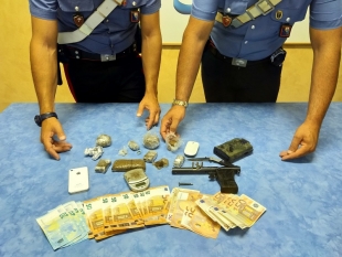 La Spezia, arma clandestina e droga in casa