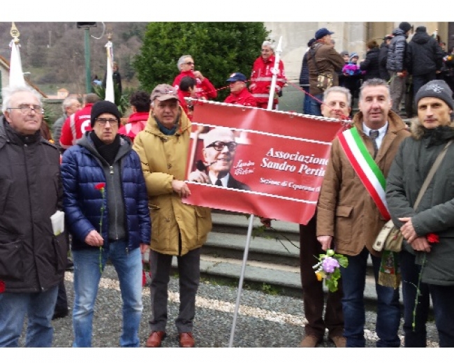 Il Sindaco Battilani e i rappresentanti dell&#039;Associazione Sandro Pertini di Ceparana alle commemorazioni a Stella per il 26° anniversario della morte del Presidente della Repubblica