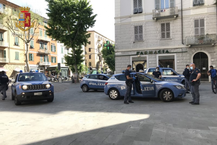La Polizia in piazza Cavour (foto di repertorio)