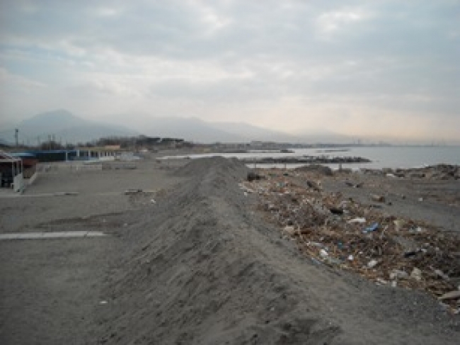 Balneatori della foce del Magra: il problema dei residui deve essere affrontato da tutti i comuni sul fiume.