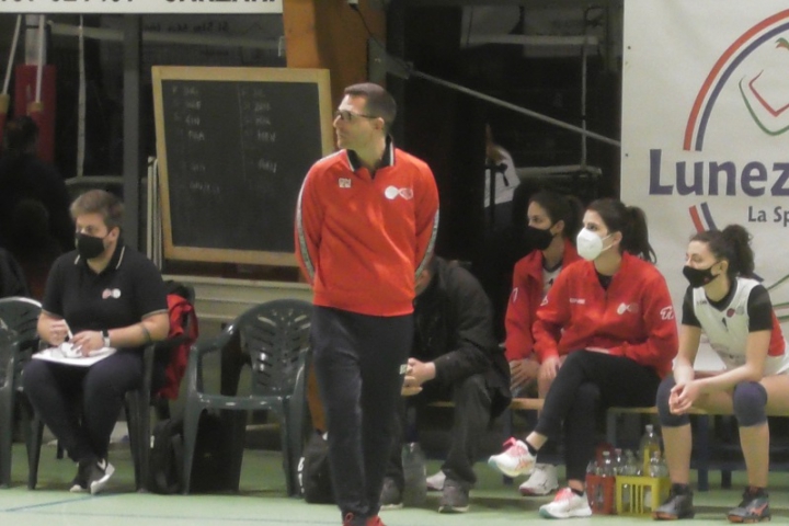 L’allenatore Nicolò Caselli, sulla sinistra il “vice” Davide Cozzani, sulla destra la fisioterapista Sabrina Arrigoni