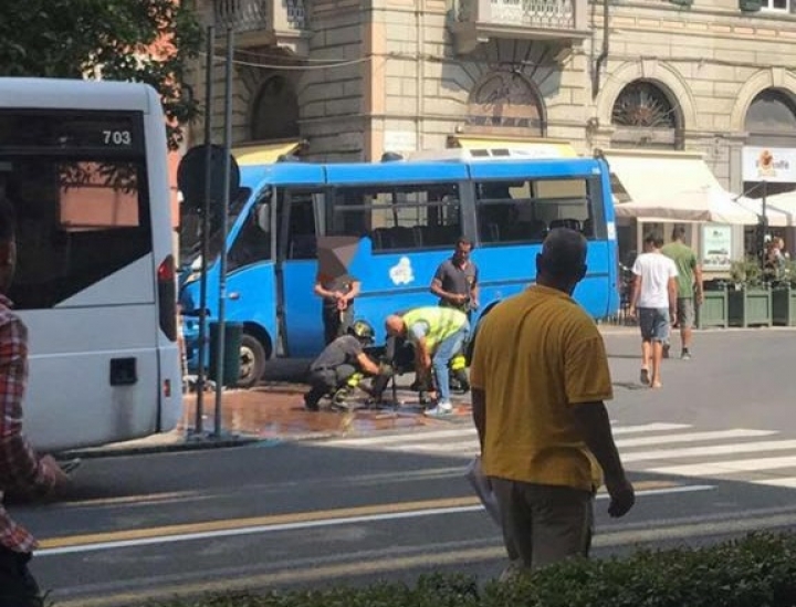 Bus sbatte contro i portici di Via Chiodo, autista dimesso dall&#039;ospedale