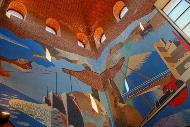 Un mosaico futurista all&#039;interno del palazzo delle Poste di piazza Verdi