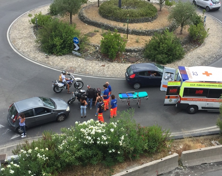 Incidente nella rotonda di via Fontevivo