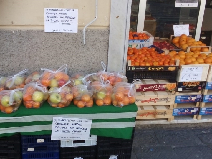 Frutta gratis per chi ha bisogno: l&#039;iniziativa del negozio in centro