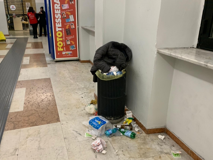 Caos alla stazione per lo sciopero del personale addetto alla pulizia