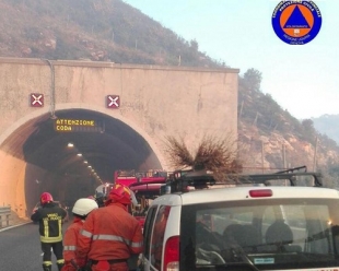 Incendi a Genova: chiuso un tratto della A10, code sull&#039;Aurelia