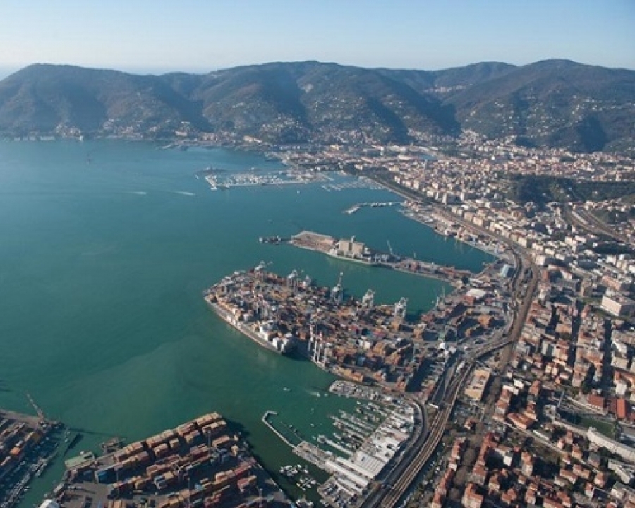 Porto della Spezia, scendono i traffici di container (di poco) e di passeggeri (di molto)