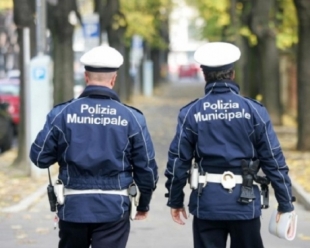 Tenta di nascondersi, ma la Polizia Locale lo ferma e la sanzione è di 8mila euro