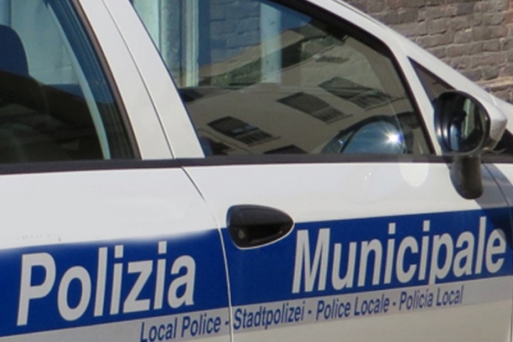 La Spezia, due ragazzi beccati a urinare nella notte: più di 3mila euro di multa per uno di loro