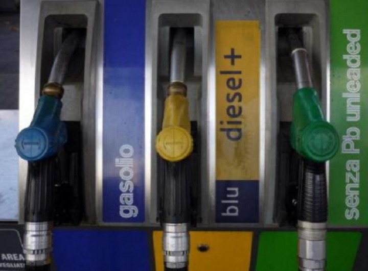 Dal prossimo anno in Liguria la benzina costerà meno