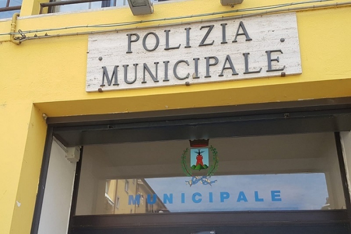 La Polizia Locale chiude negozio di ortofrutta con gestori senza mascherina