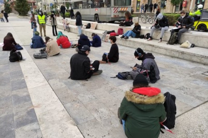 Gli studenti protestano nuovamente in piazza Verdi: &quot;Rientro a scuola poco tutelato&quot;