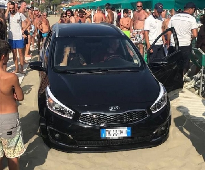 Marina di Pietrasanta, turista finisce in spiaggia con l&#039;auto: allarme attentato