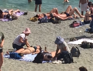 Massaggiatrici abusive sulle spiagge delle Cinque Terre, attenti ai rischi