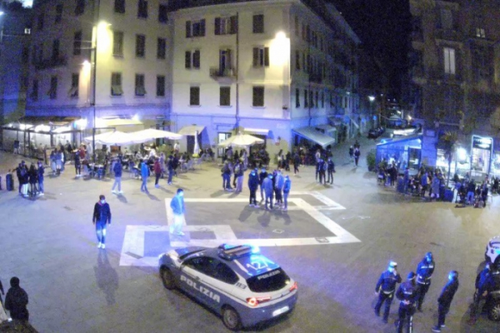 Controlli della Polizia in piazza del Bastione alla Spezia