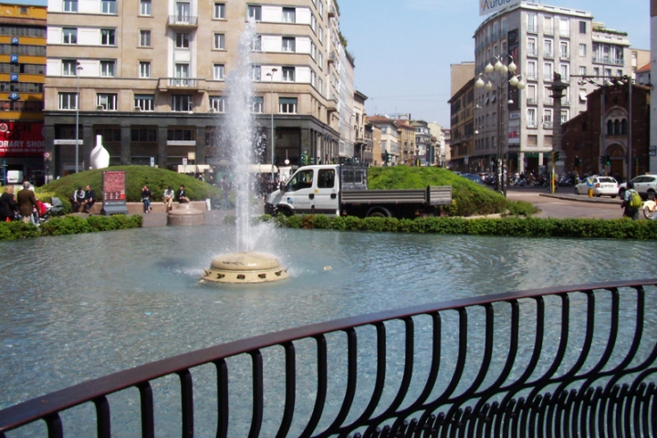 La fontana di piazza San Babila a Milano