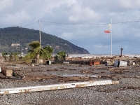 La spiaggia di Marinella invasa dai rifiuti