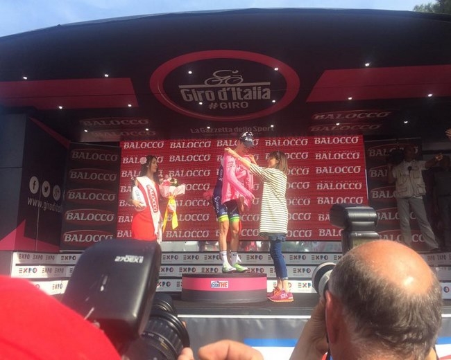 Paita e Vesco sul palco del Giro, ira a 5 Stelle: “Un po&#039; di etica e correttezza!”
