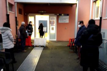 Natale: “Porte spalancate in ambulatorio: spreco e utenti al freddo a Bragarina”