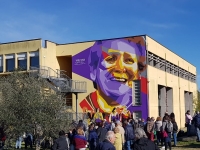 Vanda Bianchi sorride a Castelnuovo Magra: inaugurato il murales dedicato alla partigiana