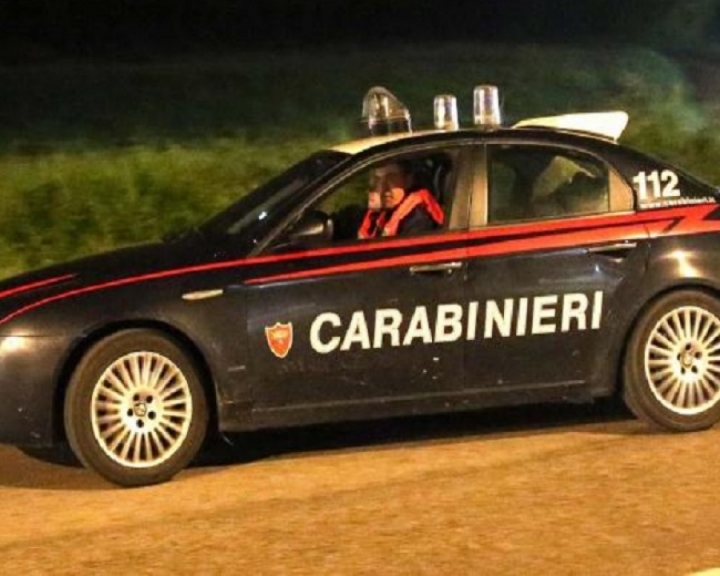 Tenta di disfarsi della droga, ma i Carabinieri lo vedono