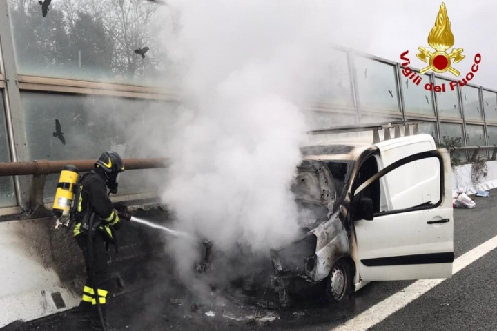 Auto in fiamme sul raccordo, intervengono i Vigili del Fuoco