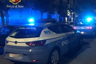 La Spezia, ubriaco importuna passanti poi lancia oggetti dalla finestra: interviene la Polizia