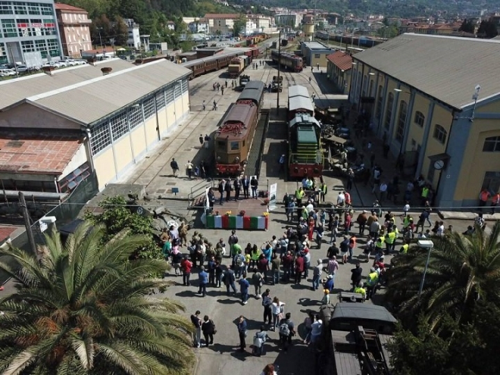 I treni storici piacciono, oltre 3500 visitatori al Deposito rotabili di Migliarina