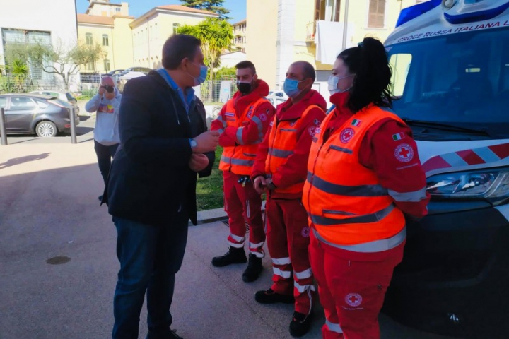 Toti con i volontari della Croce Rossa della Spezia