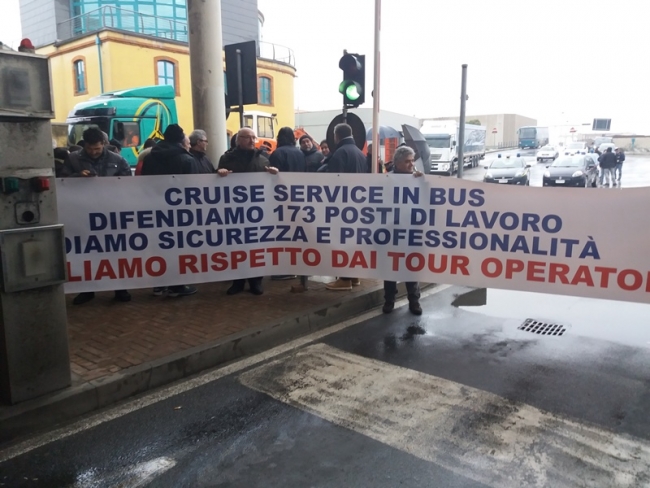 Protesta per Cruise Service in Bus: a Livorno tanti operatori spezzini. Tra una settimana manifestazione alla Spezia