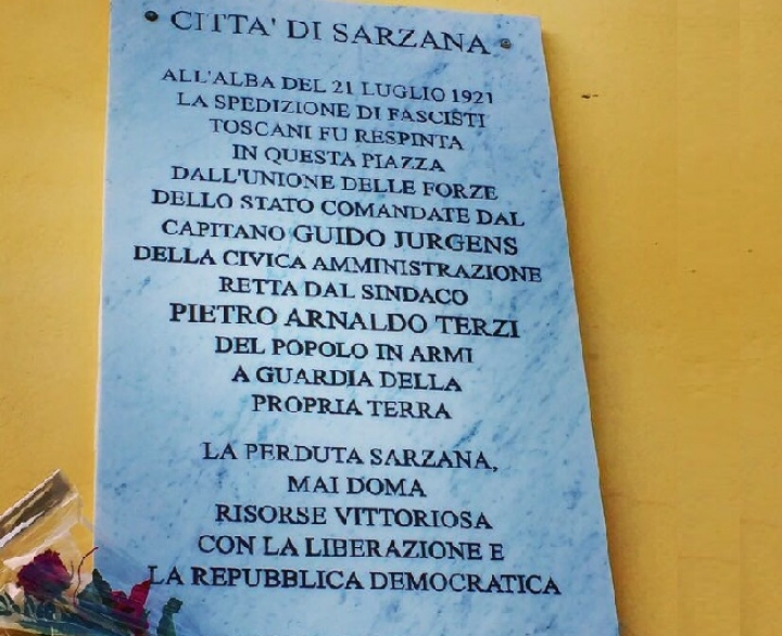 Sarzana, l&#039;omaggio del sindaco alla targa che ricorda le vittime del 21 luglio 1921