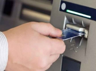 Castelnuovo Magra, 33enne preleva con un bancomat rubato