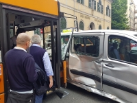 La Spezia, incidente tra autobus e minivan