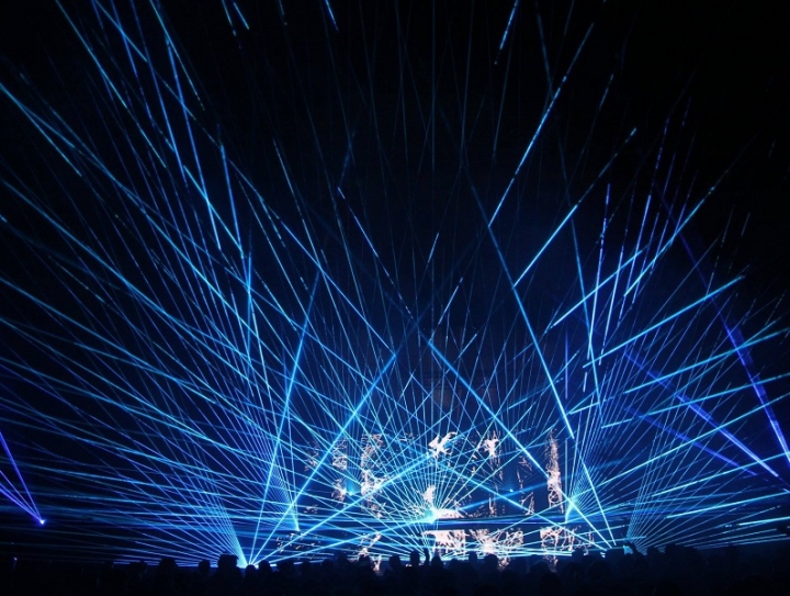Raggi laser danzanti in Piazza Verdi