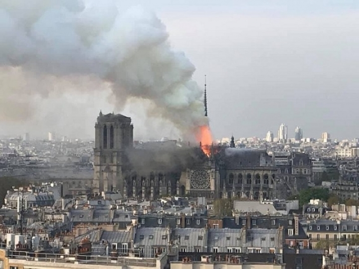 Un incendio devasta Notre Dame, anche la Liguria si stringe a Parigi