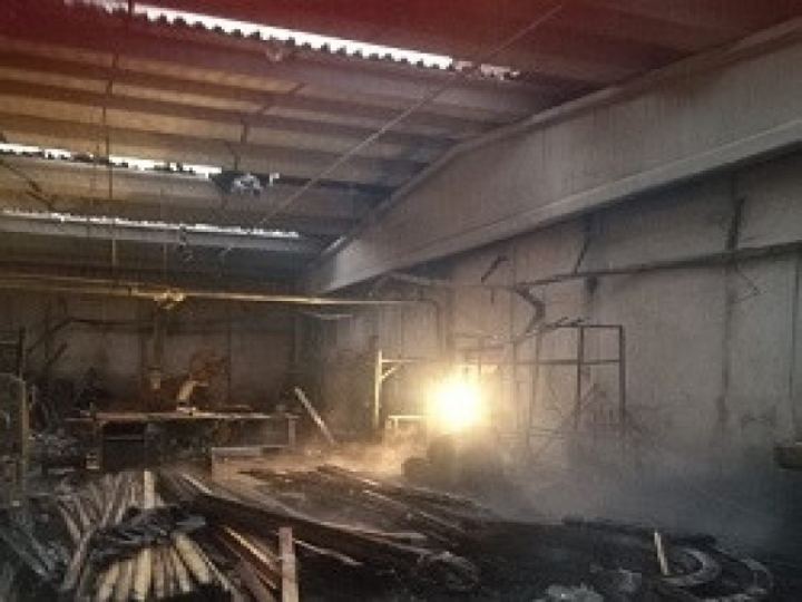 Incendio a Sarzana, i tecnici stanno verificando la presenza di amianto