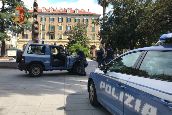 La Polizia in piazza Brin alla Spezia