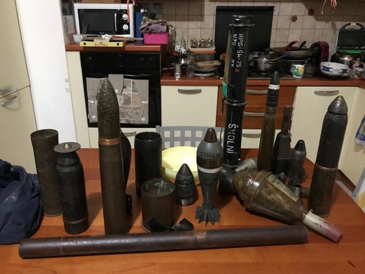 In casa una sorta di arsenale: munizioni, granate e bombe a mano