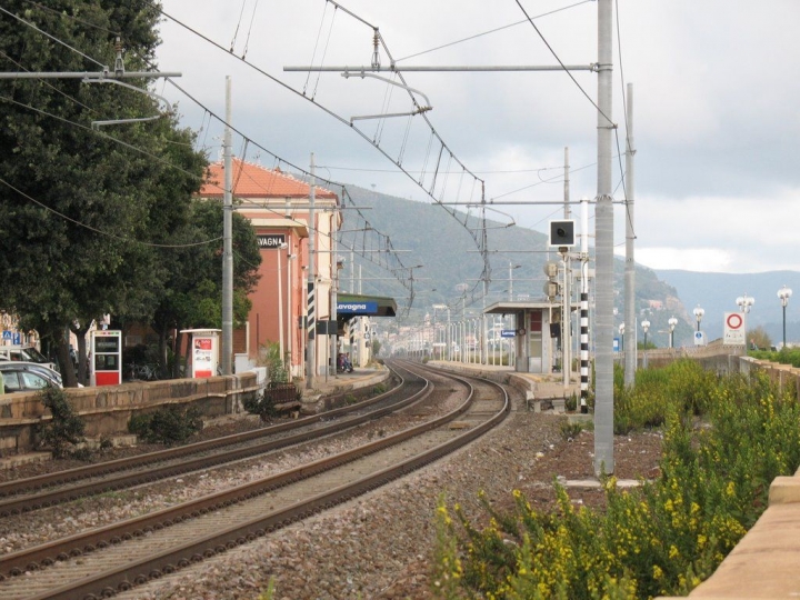 Cadavere di una donna sui binari a Lavagna, treni in ritardo fino a 150 minuti