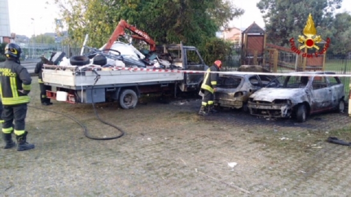 Un autocarro e due auto bruciate alle Pianazze (foto)