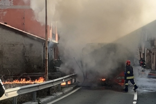 Autobus in fiamme ad Aulla