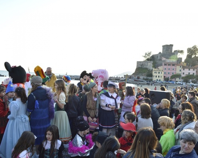 Carnevale di San Terenzo, trionfano fantasia e divertimento (foto)