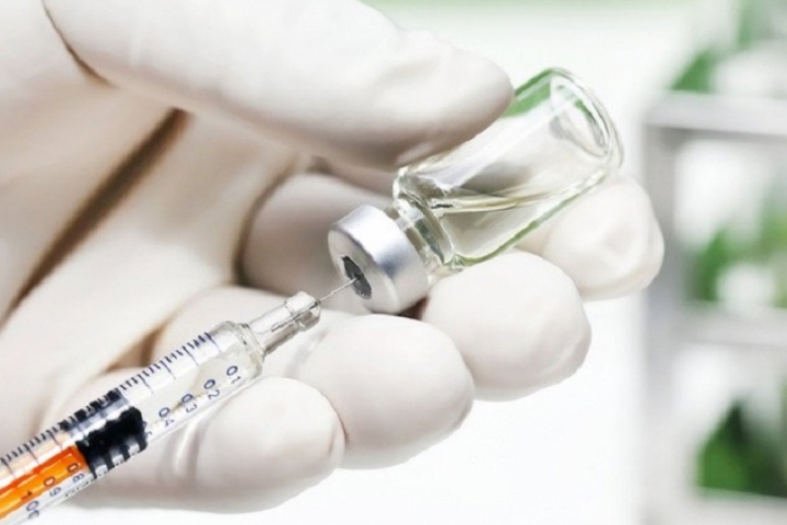 AstraZeneca, via libera dell’Ema: &quot;Vaccino sicuro, benefici superiori ai rischi”