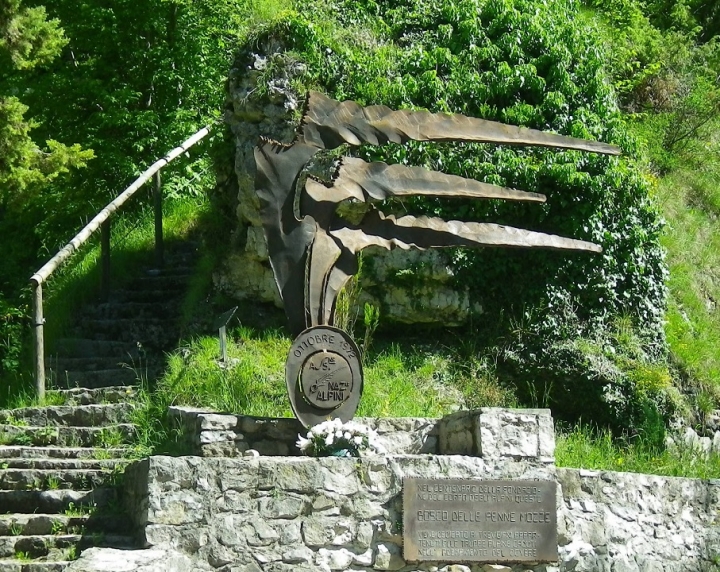 Gli alpini spezzini ricordano i Caduti con una targa al Bosco delle Penne Mozze