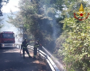 Incendio di sterpaglie a Ceparana