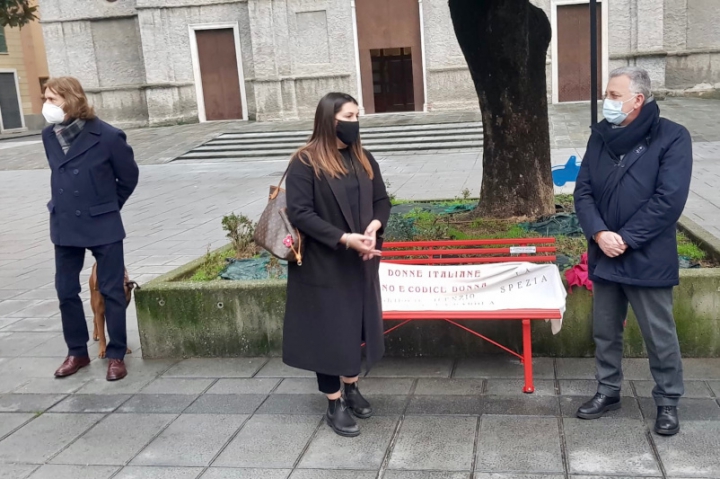 La panchina rossa donata al Comune della Spezia